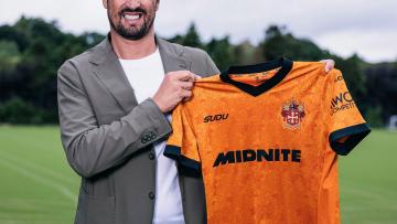 César Peixoto apresentado no Wolverhampton