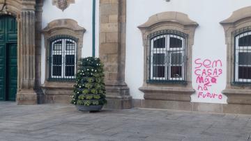 Edifício da Câmara Municipal de Braga vandalizado: “Sem casas não há futuro"