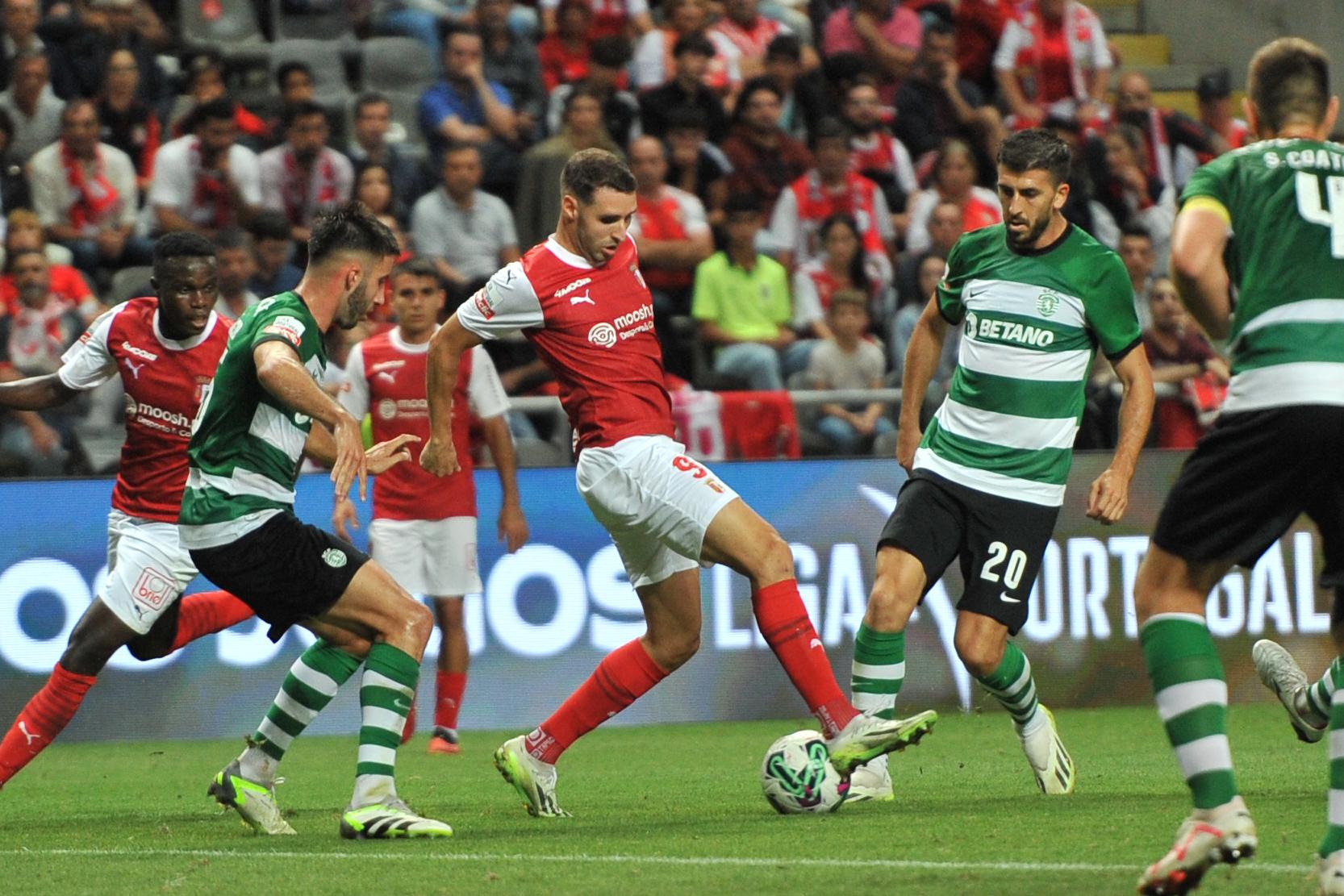 Abel Ruiz numa cruzada pelo golo