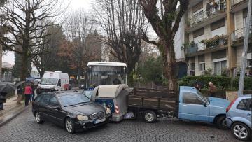Acidente aparatoso em Braga envolve caixote do lixo, carrinha, carros e autocarro
