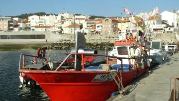 Porto de pesca de Vila Praia de Âncora com grua móvel para descarga de pescado