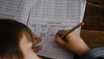 Associações de pais queixam-se que alunos do 1.º ciclo estão a receber manuais "velhos e todos escritos"