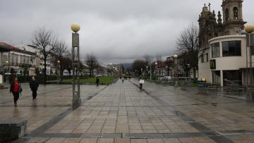Fim de semana começa com chuva e descida acentuada da temperatura