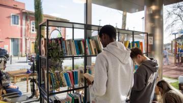 Barcelos realiza troca de livros em quiosque municipal