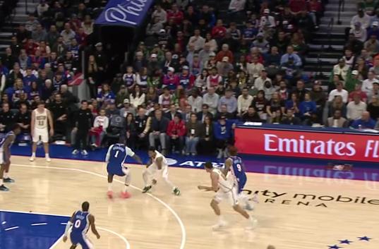 Neemias Queta marca oito pontos na derrota dos Boston Celtics em casa dos Philadelhia