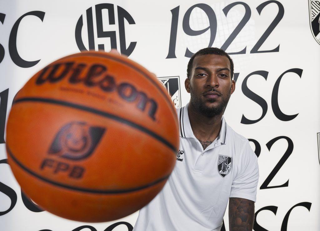 The Roderick Pub Vitória SC contrata base norte-americano Roderick Coffee - Diário do Minho