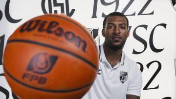 Vitória SC contrata base norte-americano Roderick Coffee