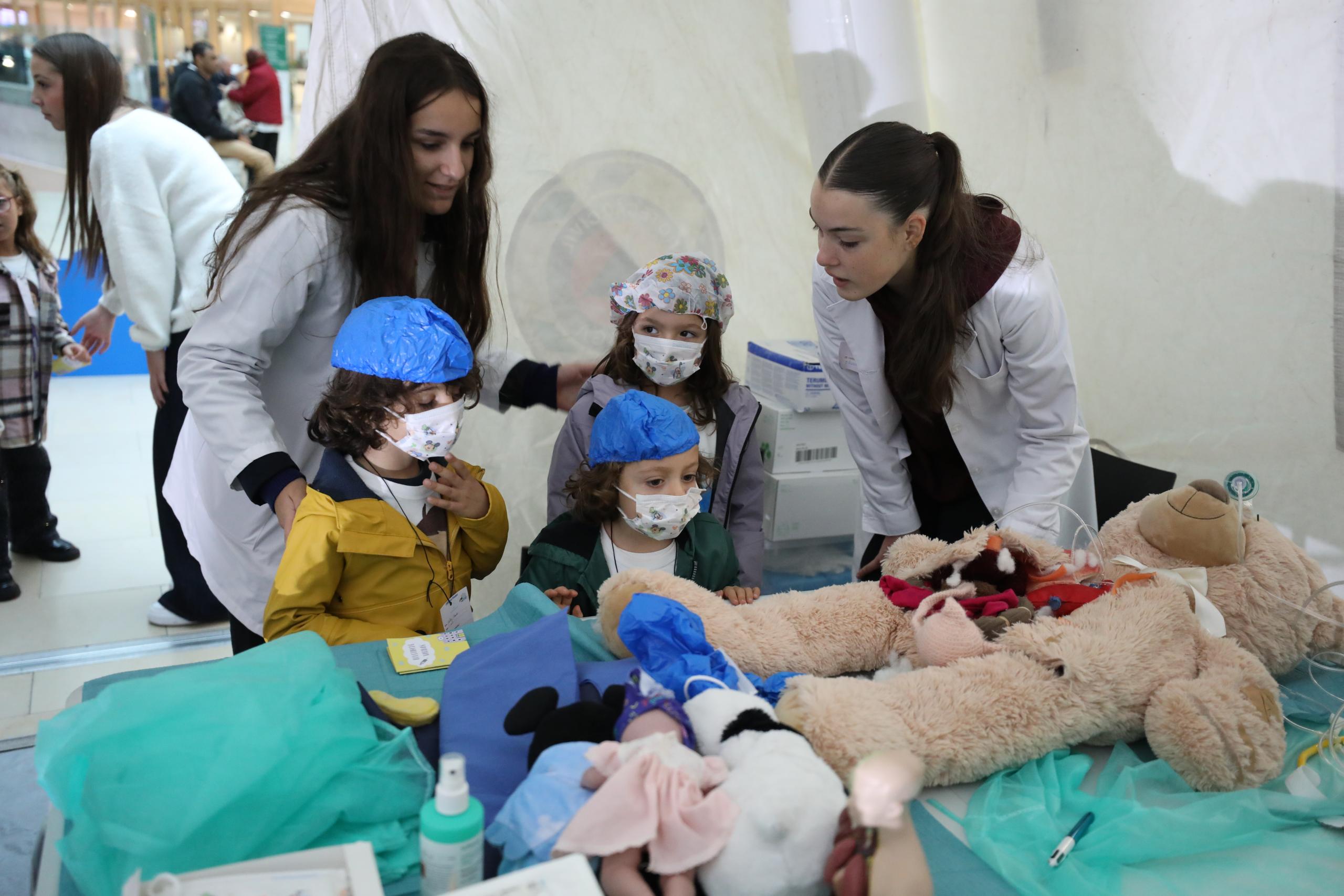 Hospital dos Bonequinhos ajuda crianças a perder o medo da bata branca