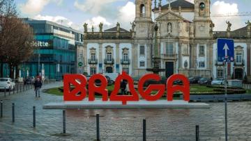 Nova identidade visual de Braga já chegou aos famosos letreiros do centro