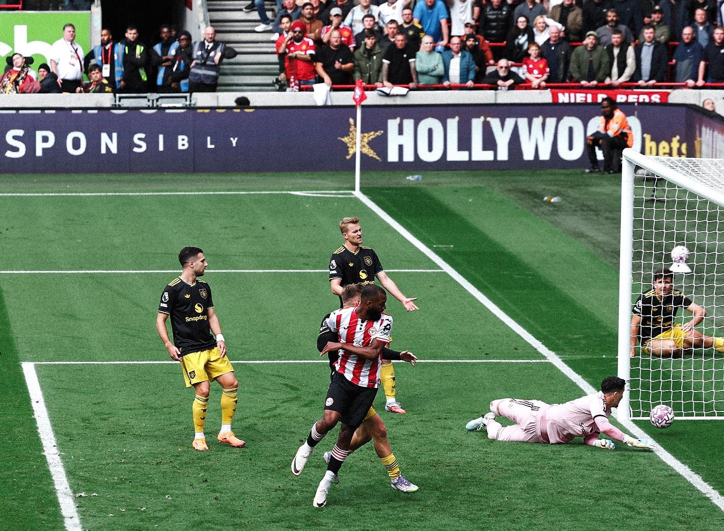 Bruno Fernandes falha pénalti na derrota do Manchester United em Brentford