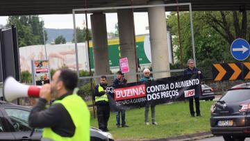Buzinão na Rotunda das Piscinas protestou contra a guerra e o aumento do custo de vida