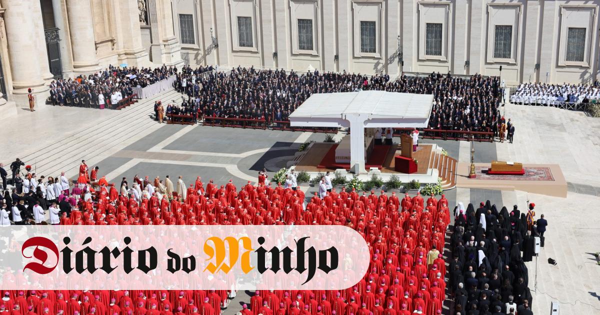Decano do Colégio Cardinalício homenageia Papa que estava «no meio do ...