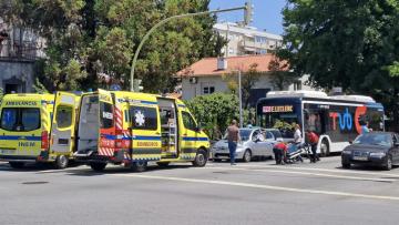 Ocorrência. Acidente entre autocarro e ligeiro