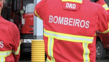 Bombeiro ferido na sequência de incêndio no anexo de uma habitação em Barcelos