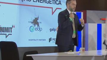 Ministro do Ambiente atacado com tinta verde em conferência