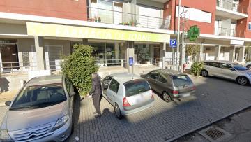Dupla de ecapuzados parte vidro de farmácia em Famalicão e roubam 500 euros