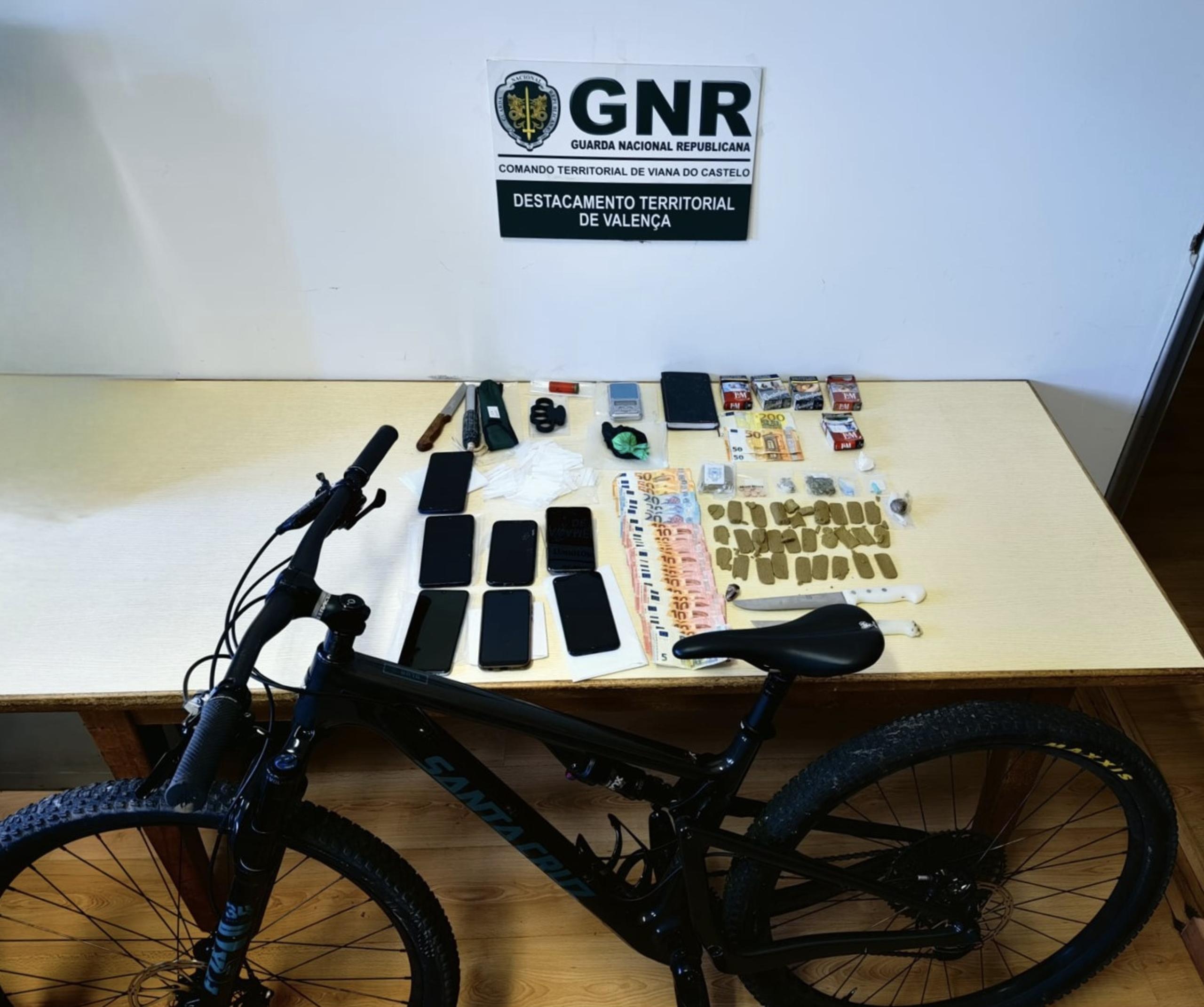 GNR detém dois homens por tráfico de estupefacientes e posse arma proibida
