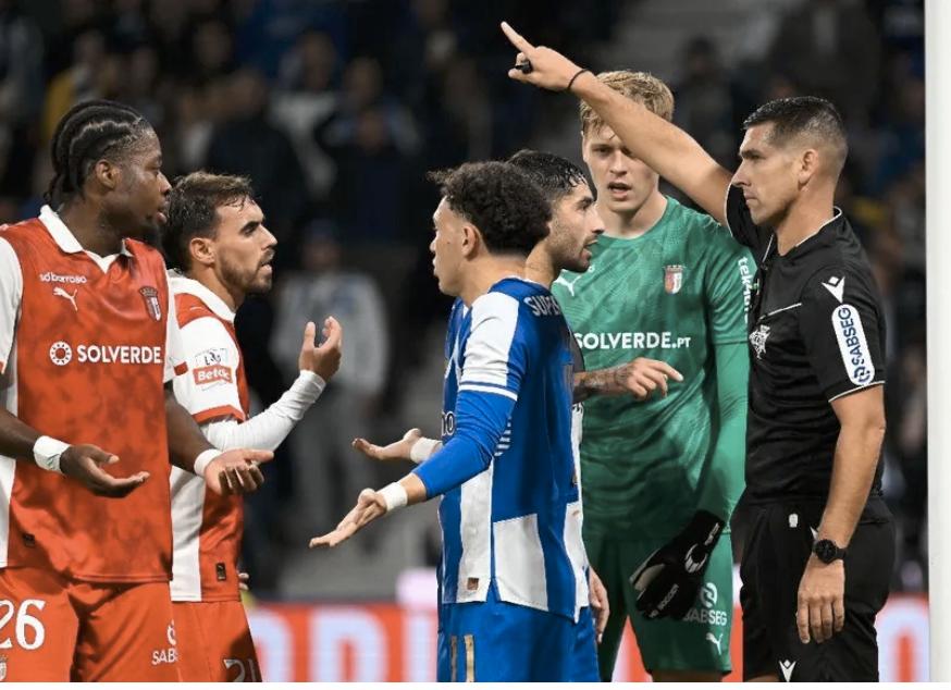 Sporting apresenta queixa por alegada pressão de FC Porto a Fábio Veríssimo