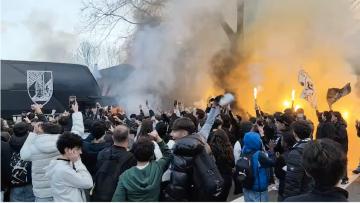 Centenas de adeptos na saída do plantel do Vitória SC rumo a Leiria