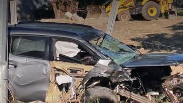 Viatura despista-se, derruba separador e “voa” para faixa contrária no Fojo