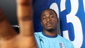 Bright Godwin renova com Vizela até 2028