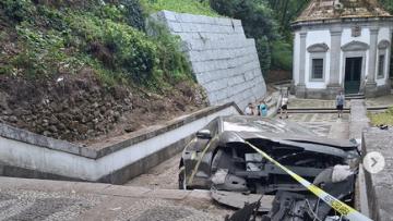 Carro despista-se e cai nos escadórios do Bom Jesus