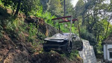 Grua já retirou o carro dos escadórios do Bom Jesus