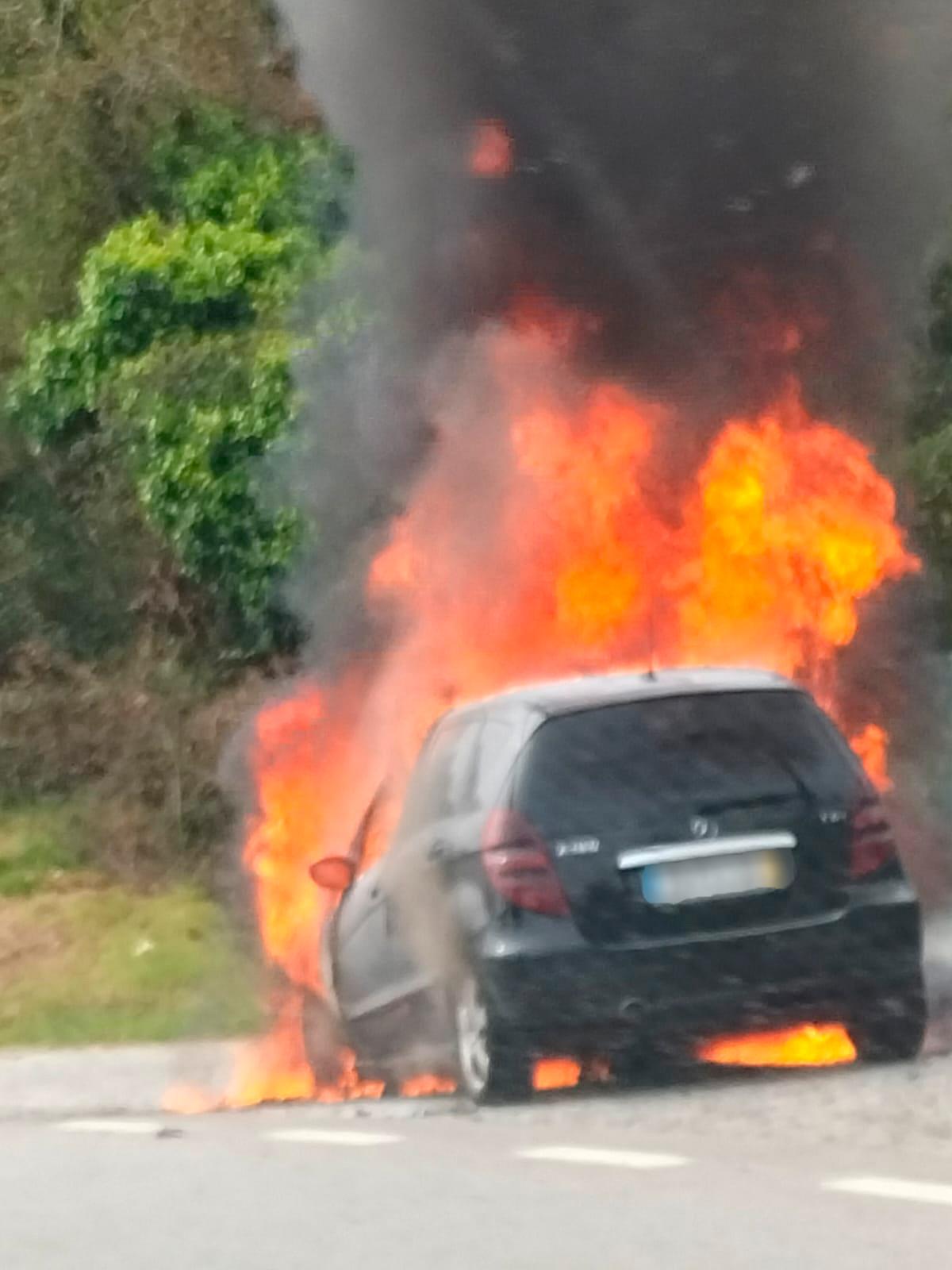 Carro arde na Serra do Carvalho na Póvoa de Lanhoso