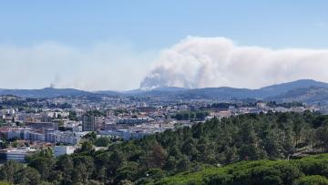 Incêndios mobilizam centenas de operacionais