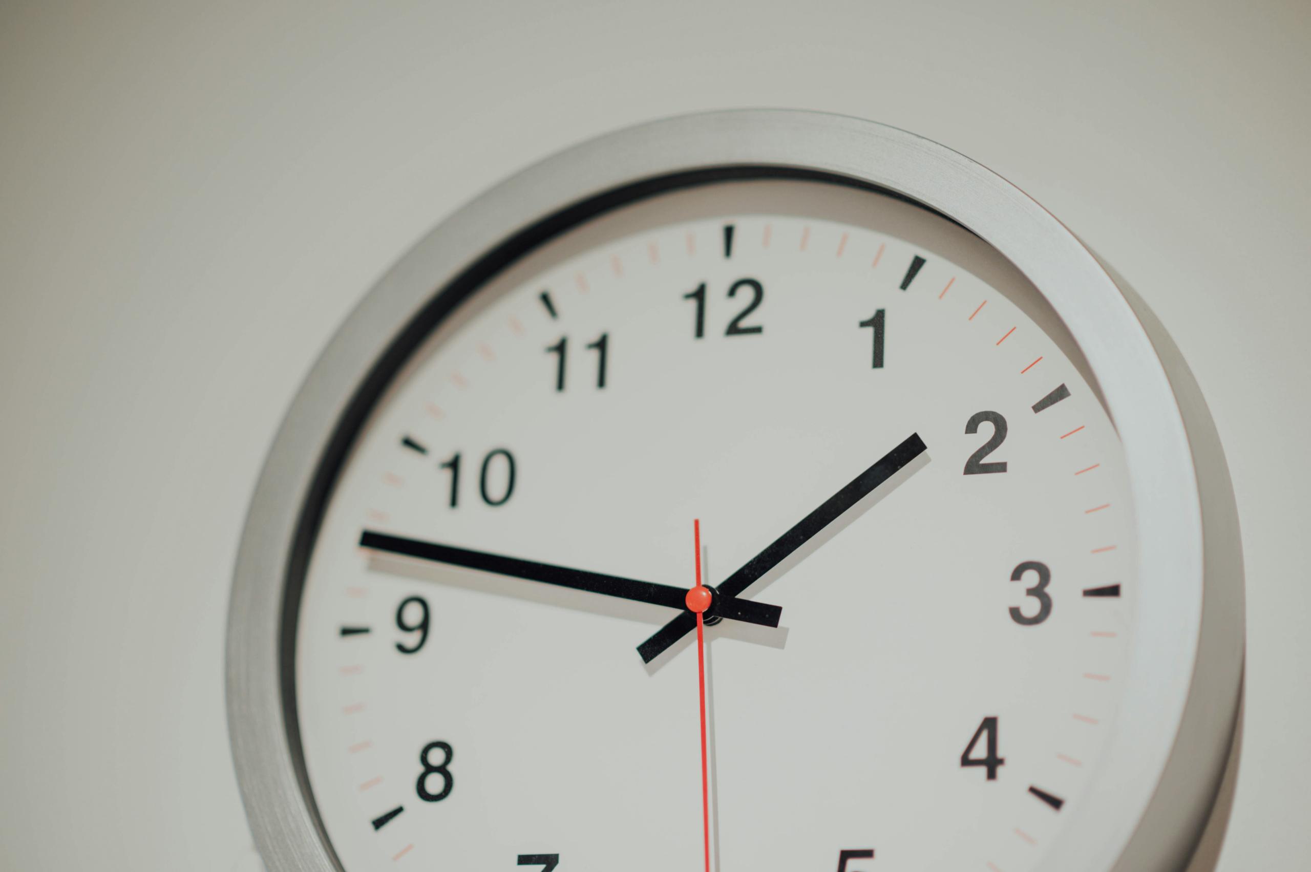 Relógios atrasam uma hora na próxima madrugada