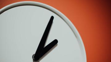 Relógios adiantam uma hora na madrugada de domingo