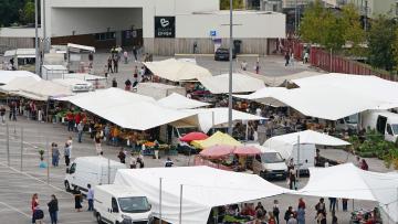 Feirantes e clientes acolhem com satisfação e otimismo o regresso da feira ao Forum