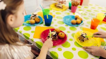 Mais de 80% de anúncios a alimentos vistos por crianças são de produtos não saudáveis - estudo