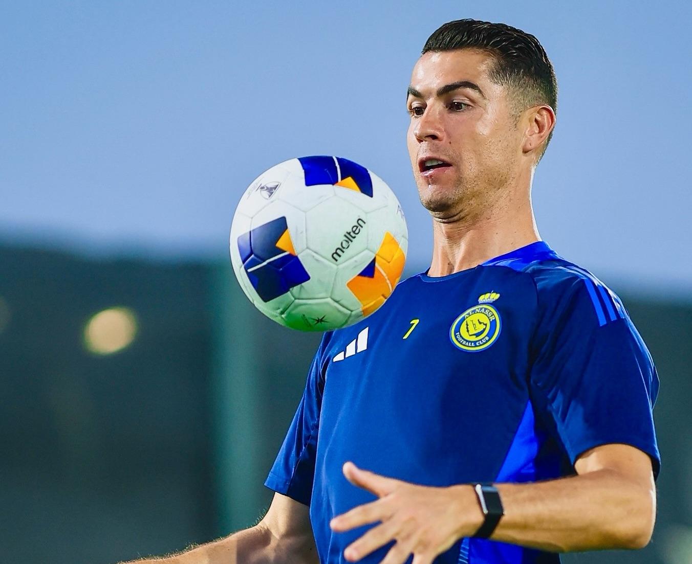 Cristiano Ronaldo é novamente o desportista mais bem pago do mundo