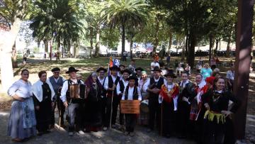 Grupos folclóricos atuam no Parque da Ponte para alegrar tardes de verão