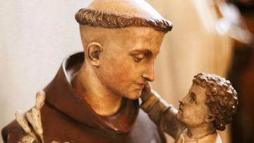 Franciscanos promovem Tríduo de Santo António com Bênção do Pão dos Pobres