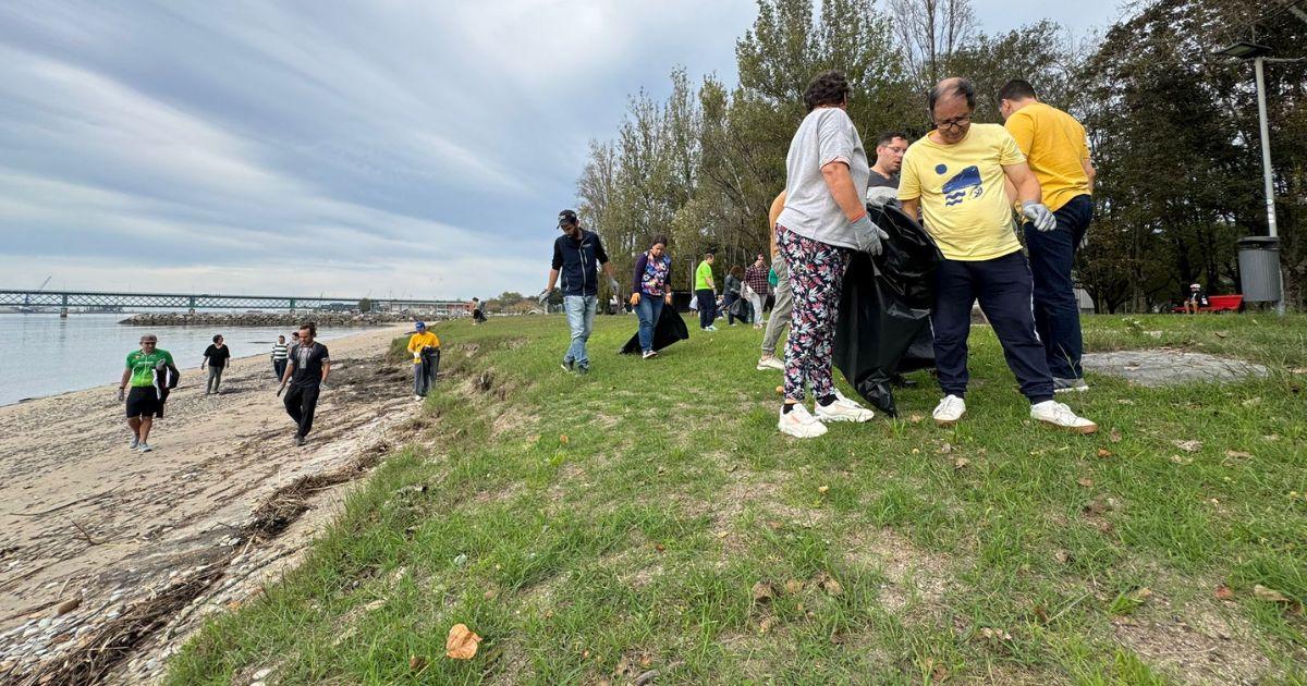 Utentes da APPACDM fazem limpeza de praia em Viana do Castelo