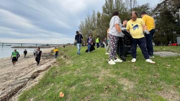 Utentes da APPACDM fazem limpeza de praia em Viana do Castelo
