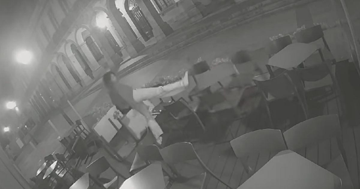Mulher filmada a atirar mesas e cadeiras numa esplanada em Braga