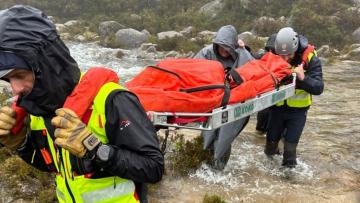 Mulher resgatada em local de difícil acesso no Gerês
