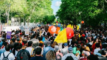 Centenas de milhares de pessoas desfilaram em Lisboa na festa dos 50 anos do 25 de Abril