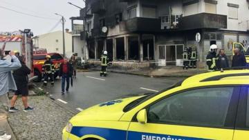 Incêndio em oficina de motas em Viana causa a morte de uma mulher