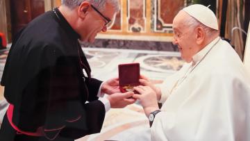 Papa Francisco recebeu medalha do 5.º Congresso Eucarístico Nacional