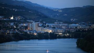 Helicóptero que caiu no rio Douro será retirado este sábado de manhã