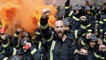 Centenas de bombeiros sapadores ocupam escadaria do parlamento em protesto