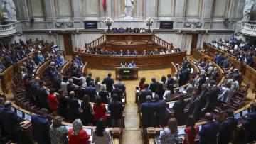 Parlamento chumba moção de rejeição do PCP ao programa do executivo