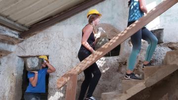 Alunos do CLIB constroem casas para famílias de refugiados