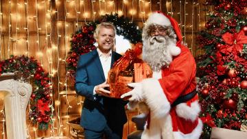 Pai Natal de Famalicão recebe bens alimentares para doar