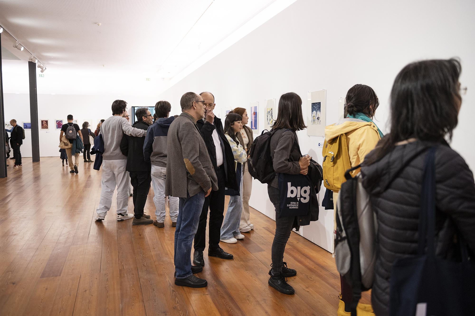 Bienal de Ilustração abre com espetáculo que junta música e desenho ao vivo