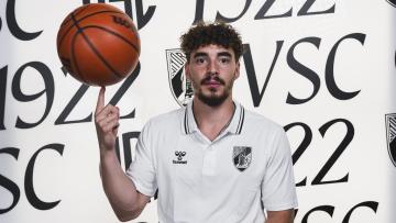 Simão Verde renova pelo Vitória SC